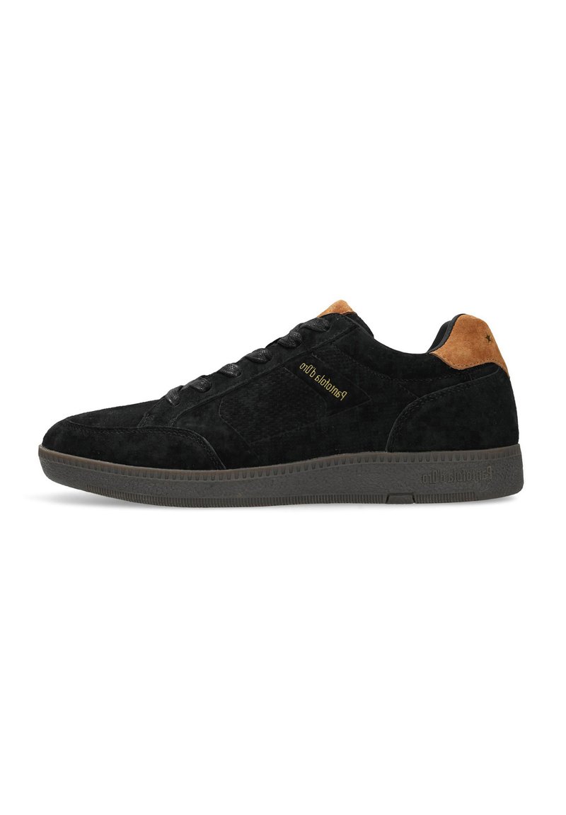 Baskets en suede noir avec accent en suede brun au talon, panneaux texturés, lacets noirs et logo doré sur le côté. Semelle en caoutchouc pour une meilleure adhérence.