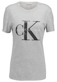 Světle šedé tričko s krátkým rukávem s velkým černým logem "cK" a textem "Calvin Klein Jeans" napříč hrudníkem.