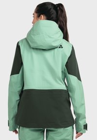 Grüne und mintfarbene, farbblockierte Jacke mit Kapuze, aus sleek, wasserabweisendem Material. Verfügt über verstellbare Bündchen und Logodetail.