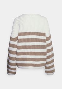 Strickpullover mit breiten Streifen in Weiß und Hellbraun. Der runde Ausschnitt, die überschnittenen Schultern und die gerippte Textur werten das Design auf.