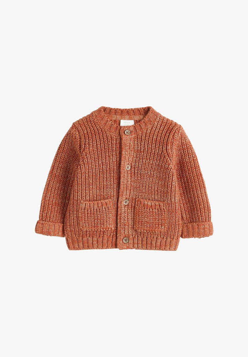 Cardigan lavorato a maglia di colore ruggine con scollatura rotonda, dotato di chiusura a bottoni, due tasche frontali e polsini e bordo a coste.