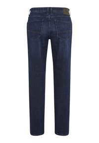 Jeans in denim blu scuro con taglio dritto, due tasche posteriori e etichetta in vita. Presentano dettagli di cucitura sottili.