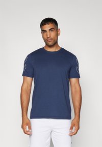 Hummel ELEMENTAL CHEVRON - Trükipildiga T-särk - dress blues