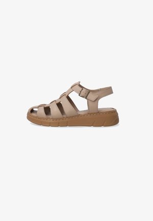 Beige sandal med flere remme og en spænde anklerem, der har en tyk, struktureret sål. Hvid baggrund fremhæver skoens design.
