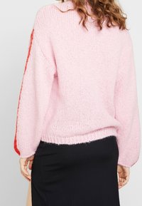 Lee Stickad tröja - light pink