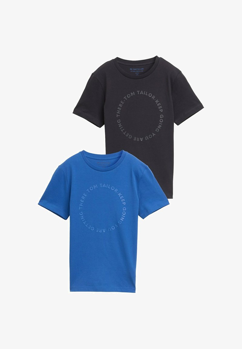 Du dvejtiniai marškiniai: vieni mėlyni, o kiti juodi. Abu turi apvalų grafikos raštą su šviesesniu tekstu. Pagaminti iš minkštos medvilnės.