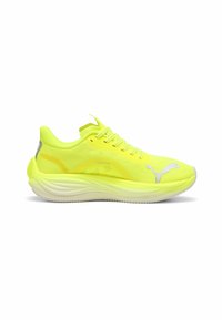 Scarpa da corsa gialla brillante con tomaia in rete testurizzata, chiusura con lacci, colletto imbottito e dettaglio del logo bianco. Progettata per prestazioni leggere.
