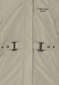 Calvin Klein Jeans BACK TO SCHOOL - Abrigo de invierno - wheat fields