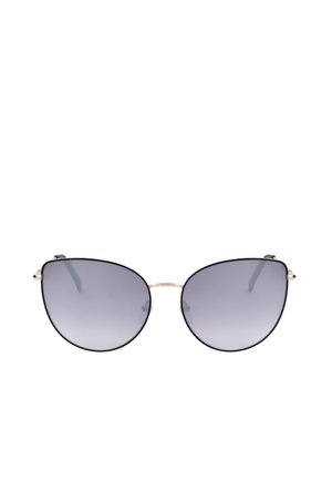Eleganti occhiali da sole cat-eye con sottile montatura in metallo nero e oro e lenti sfumate grigio scuro, mostrati su sfondo bianco.