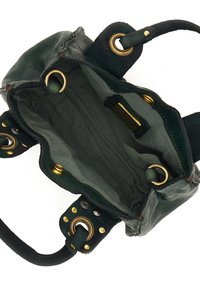 Borsa a mano in pelle verde con una texture morbida, accessori in oro e interni foderati. Include occhielli circolari e dettagli cuciti.