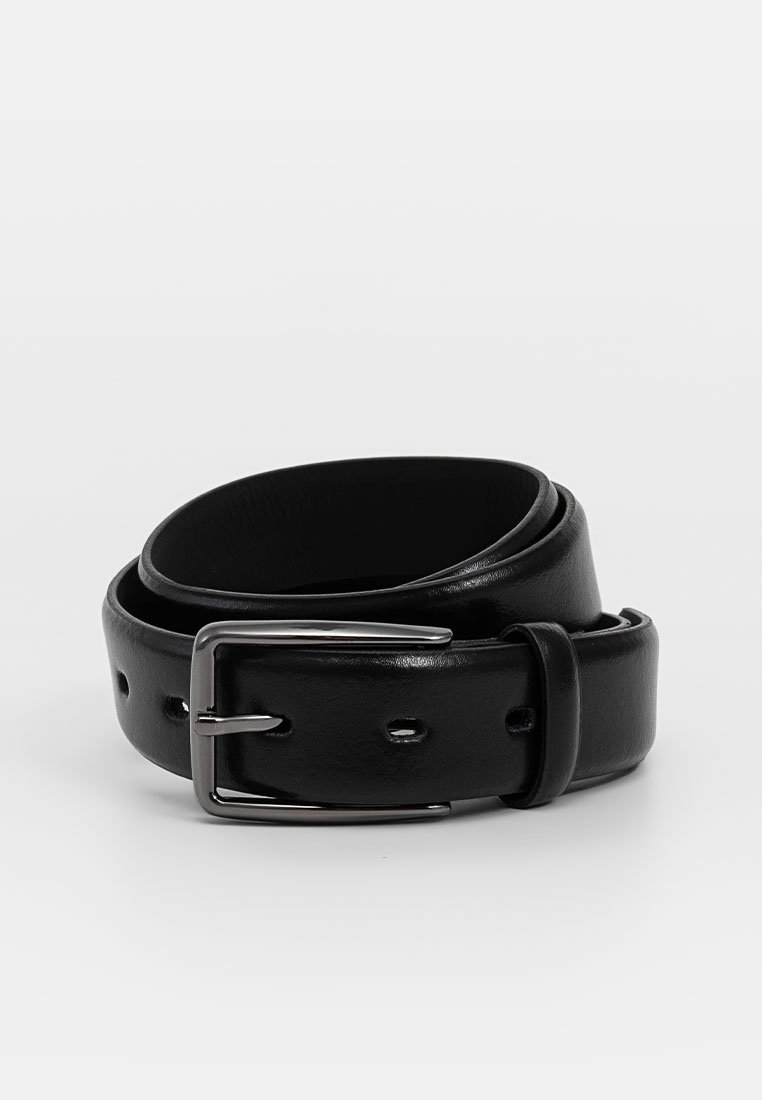 Ceinture en cuir noir avec une texture lisse, boucle en métal argenté et trous symétriques pour l'ajustement. Design classique, enroulée en boucle.