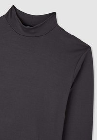 Długi ciemnoszary top z długim rękawem, z wysokim kołnierzem, gładką teksturą i dopasowanym krojem. Brak widocznych wzorów lub akcentów.