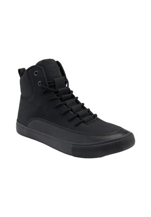 Schwarzer High-Top-Sneaker mit strukturiertem Gummiaußensohle, Schnürung vorne und gepolstertem Knöchelkragen, auf weißem Hintergrund dargestellt.