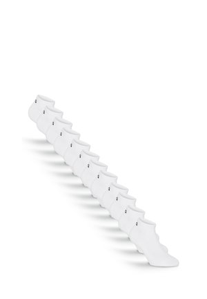 Zehn Paare weiße Knöchelsocken, diagonal auf weißem Hintergrund angeordnet, jeweils mit einem kleinen schwarzen Logo nahe dem Knöchel.
