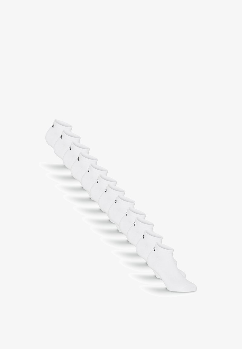 Dix paires de chaussettes blanches basses disposées en rangée diagonale sur un fond blanc, chacune avec un petit logo noir près de la cheville.