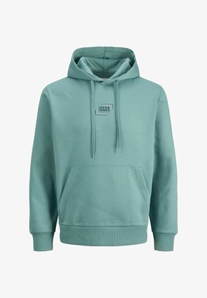 Világoszöld kapucnis pulóver elülső zsebbel, bordázott mandzsettákkal és szegéllyel. Kis logó címke található a mellrészen. Puha, texturált anyagból készült.