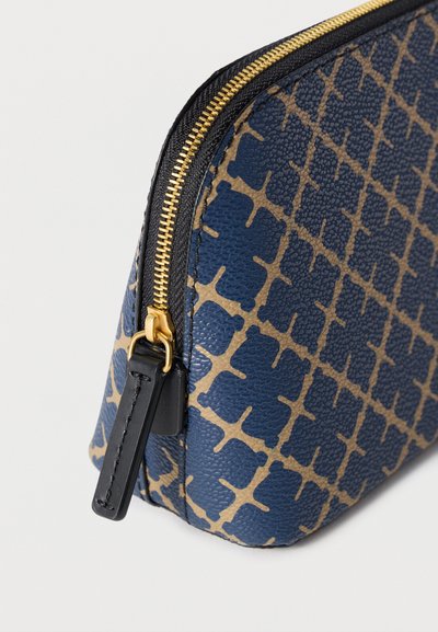 Δερμάτινο τσαντάκι με υφή σε μπλε χρώμα και χρυσό γεωμετρικό μοτίβο, με μαύρο φερμουάρ και χρυσές μεταλλικές λεπτομέρειες. Πλευρική θηλιά για εύκολη μεταφορά.