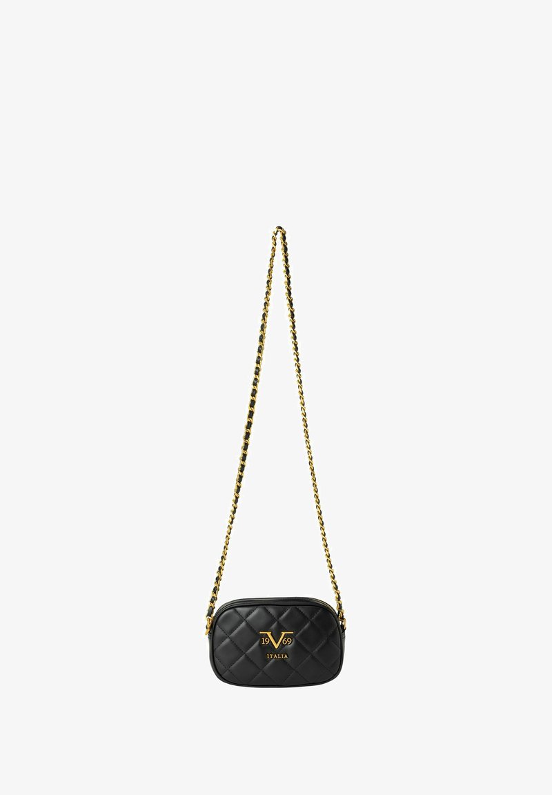 Schwarze, gesteppten Handtasche mit rechteckiger Form, goldener Kettenriemen und einem goldenen Logo-Akzent. Glatte Textur mit glänzender Oberfläche.