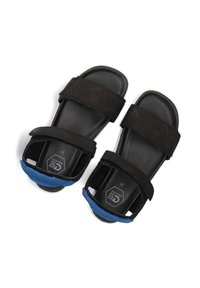 Zwarte slipper sandalen met twee verstelbare banden, gestructureerd bovenmateriaal en blauwe accenten op de hiel. Platte zool en open ontwerp. Maat 31.