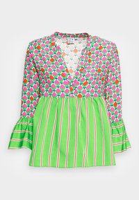 Chemisier coloré avec un motif géométrique rose et vert, un décolleté en V profond et des manches évasées fluides avec des rayures vertes et blanches.