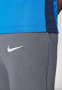Nike Performance TOTTENHAM  TECH FLEECE JOGGER PANTS - Vereinsmannschaften - dark grey/white
