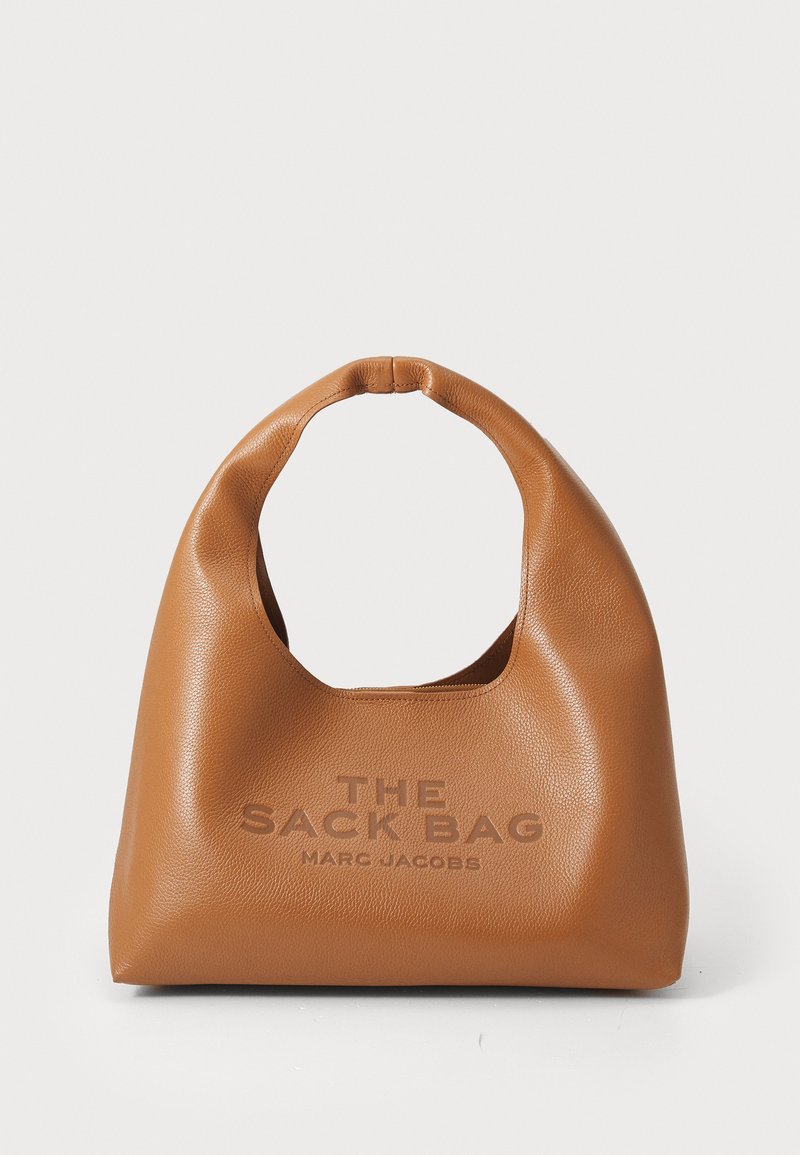 Bolso de mano de cuero marrón con una silueta redondeada, parte superior ancha y asa corta. Presenta un logo grabado en relieve en la parte frontal. Textura suave.