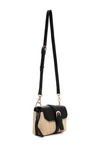Borsa a tracolla in ecopelle nera e paglia intrecciata con hardware dorato e chiusura a pattina. Tracolla regolabile per versatilità.
