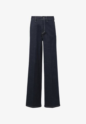 Wijde donkerblauwe denim jeans met een hoge taille, voorzien van voorzakken en contrasterende gele stiksels. Eenvoudig ontwerp, stevig materiaal.