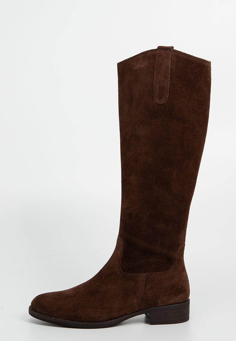 Brązowe zamszowe wysokie do kolan botki z okrągłym noskiem i niskim obcasem blokowym. Charakteryzują się prostym, gładkim wzornictwem oraz pionowymi szwami na cholewce.
