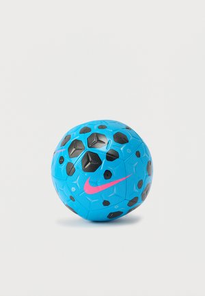 Nike voetbal in felblauw, met zwarte zeshoekige patronen en een roze swoosh-logo. Gestructureerd oppervlak met geometrische designelementen.