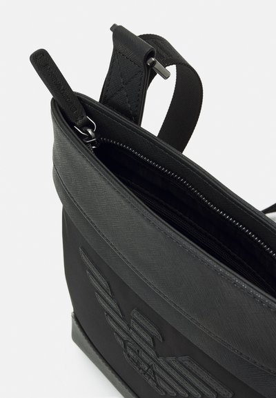 Emporio Armani MALL FLAT MESSENGER BAG UNISEX - Bandolera - black