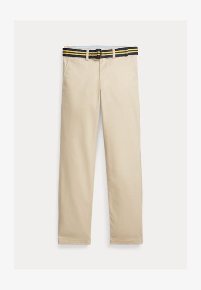 Pantalones beige de corte recto con bolsillos laterales, trabillas para cinturón y un cinturón azul marino con rayas amarillas.