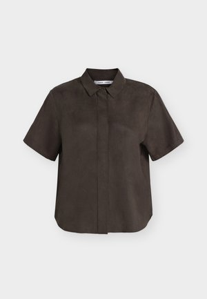 Ciemnobrązowa koszula z krótkim rękawem, kołnierzykiem i ukrytymi przednimi guzikami, prezentowana na płaskim jasnoszarym tle.