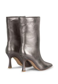 Stivali ankle grigio metallico con punta affusolata, design elegante e tacco stiletto di altezza media. Texture in pelle liscia e dettagli di cucitura minimi.