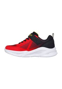 Scarpe sportive rosse e nere con tomaia in rete, dotate di una suola bianca e dettagli gialli. Include una cinghia in Velcro e lacci.