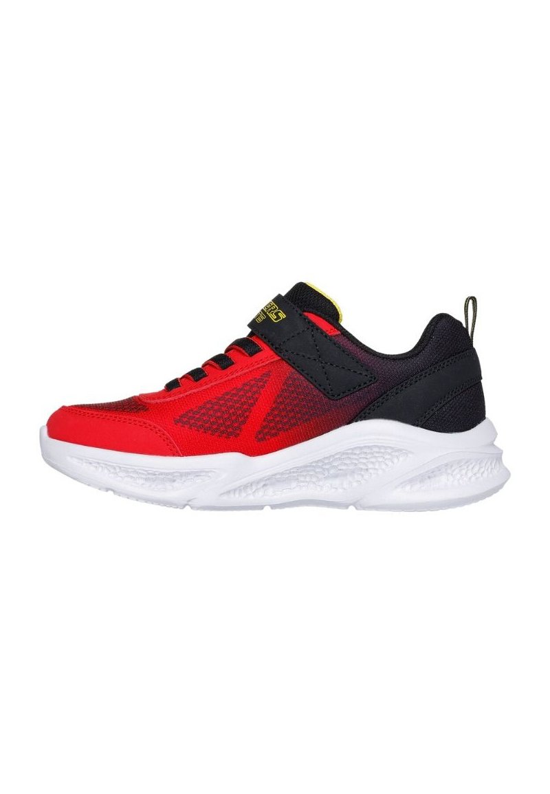 Scarpe sportive rosse e nere con tomaia in rete, dotate di una suola bianca e dettagli gialli. Include una cinghia in Velcro e lacci.