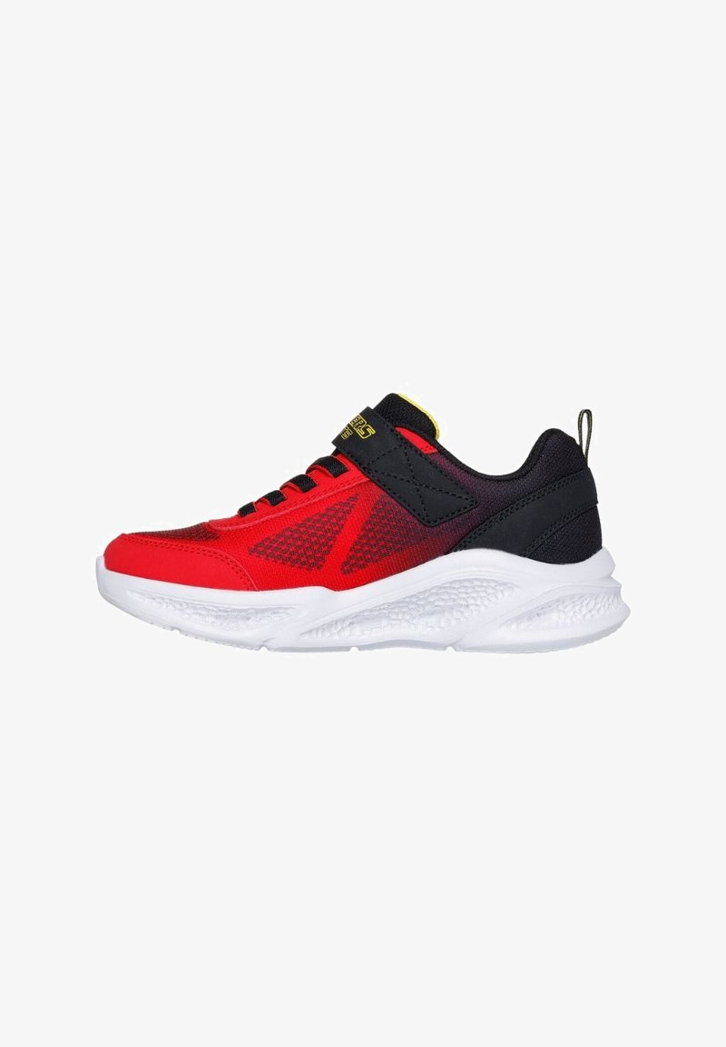 Zapatillas deportivas rojas y negras con parte superior de malla, que cuentan con una suela blanca y detalles amarillos. Incluyen una correa de Velcro y cordones.