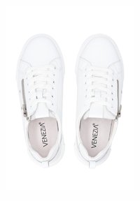 Weiße Sneakers mit einem glatten Lederoberteil, Schnürung vorne, seitlichem Reißverschlussdetail und Markenlogo auf der Innensohle. Gummilaufsohle.