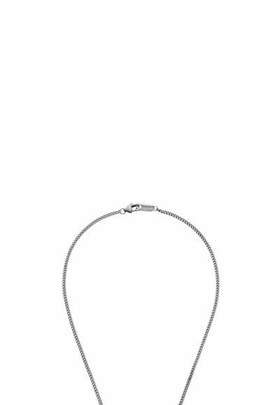 Stříbrný řetízkový náhrdelník s jemným, kroutícím se designem a bezpečným zapínáním na karabinu. Povrch je hladký s lesklým finišem.