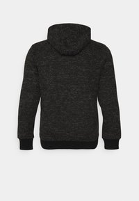 Sort hættetrøje med en tekstureret, meleret finish. Har en hætte, lange ærmer, samt ribbede manchetter og kant. Enkel, minimalistisk design.