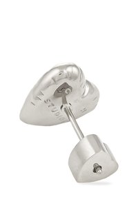 Orecchino a perno a forma di cuore in argento con chiusura a farfallina e testo inciso sulla superficie posteriore piatta.