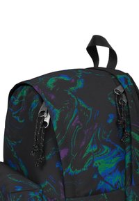 Svart ryggsäck med ett abstrakt mönster i grönt och lila marmorerat. Inkluderar svarta dragkedjsdetaljer och ett bärhandtag på toppen.