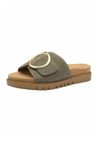 Olivgrön mocka sandaler med bred rem, guld cirkulär accent och en beige vadderad fotbädd; har en texturerad gummisula.
