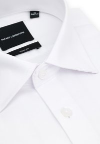 Biała, dopasowana koszula z kołnierzykiem w szpic, z dwoma białymi guzikami oraz czarną metką z napisem „Pako Lorente” wewnątrz kołnierza.