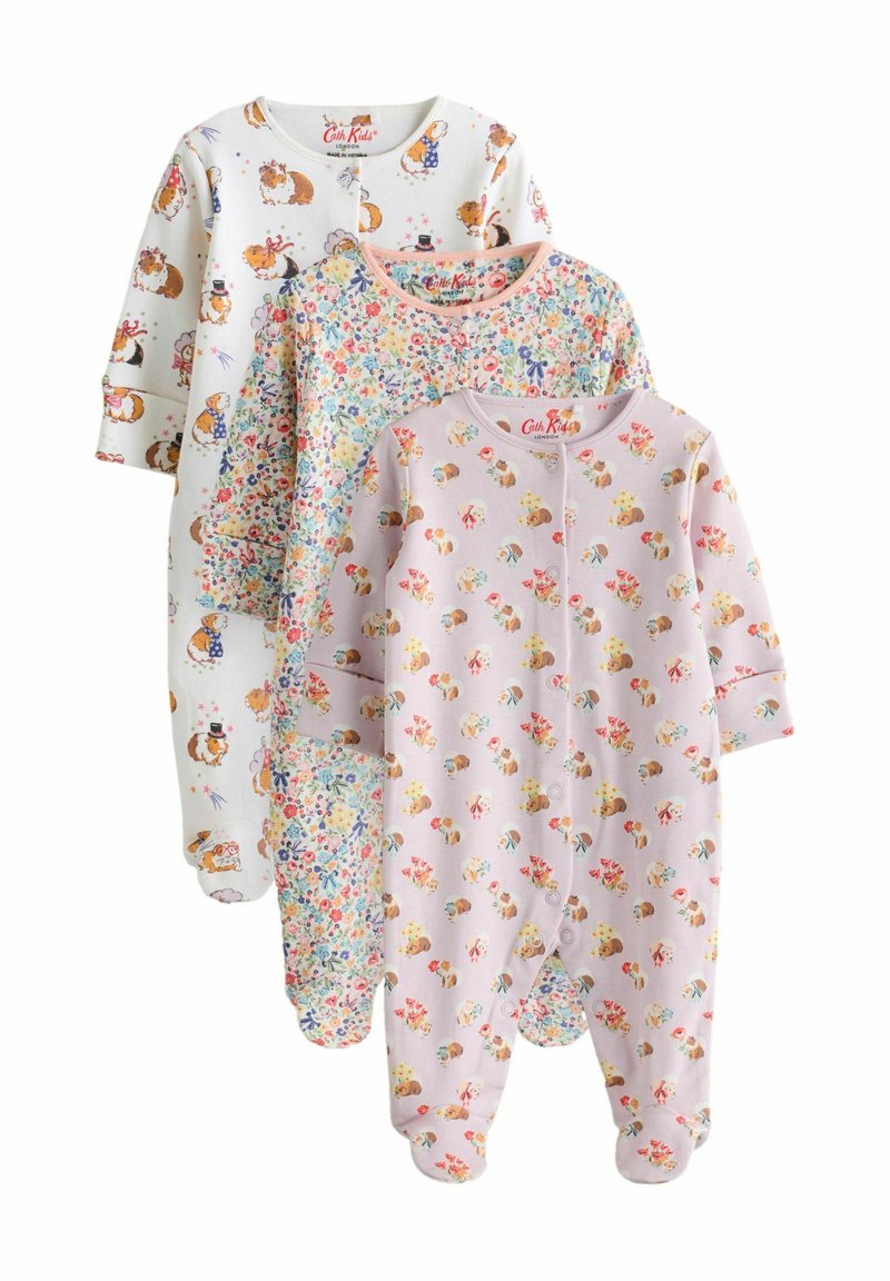 Kolm puuvillast beebimagamantlit, millel on lõbusad loomade ja lillede mustrid. Värvid hõlmavad valget, pastellroosat ja helesinist. Näha on nupuga sulgusid.