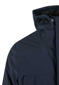 Giacca impermeabile blu navy con colletto alto, chiusura con zip e una texture morbida e liscia. Include un cappuccio regolabile e un design minimalista.