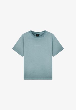 Lichtblauw T-shirt met korte mouwen, ronde hals en kleine witte ""TOMORROWLAND"" tekst gecentreerd op de borst.