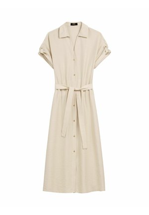 Beżowa midi sukienka na guziki z krótkimi, podwiniętymi rękawami, kołnierzykiem i paskiem wiązanym w talii, wykonana z lekkiego materiału.