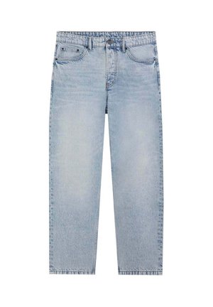 Vaqueros de mezclilla azul claro con corte recto, diseño de cinco bolsillos y cierre de botón superior. Textura desgastada con sutiles desgastes.