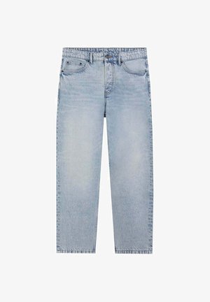 Vaqueros de mezclilla azul claro con corte recto, diseño de cinco bolsillos y cierre de botón superior. Textura desgastada con sutiles desgastes.